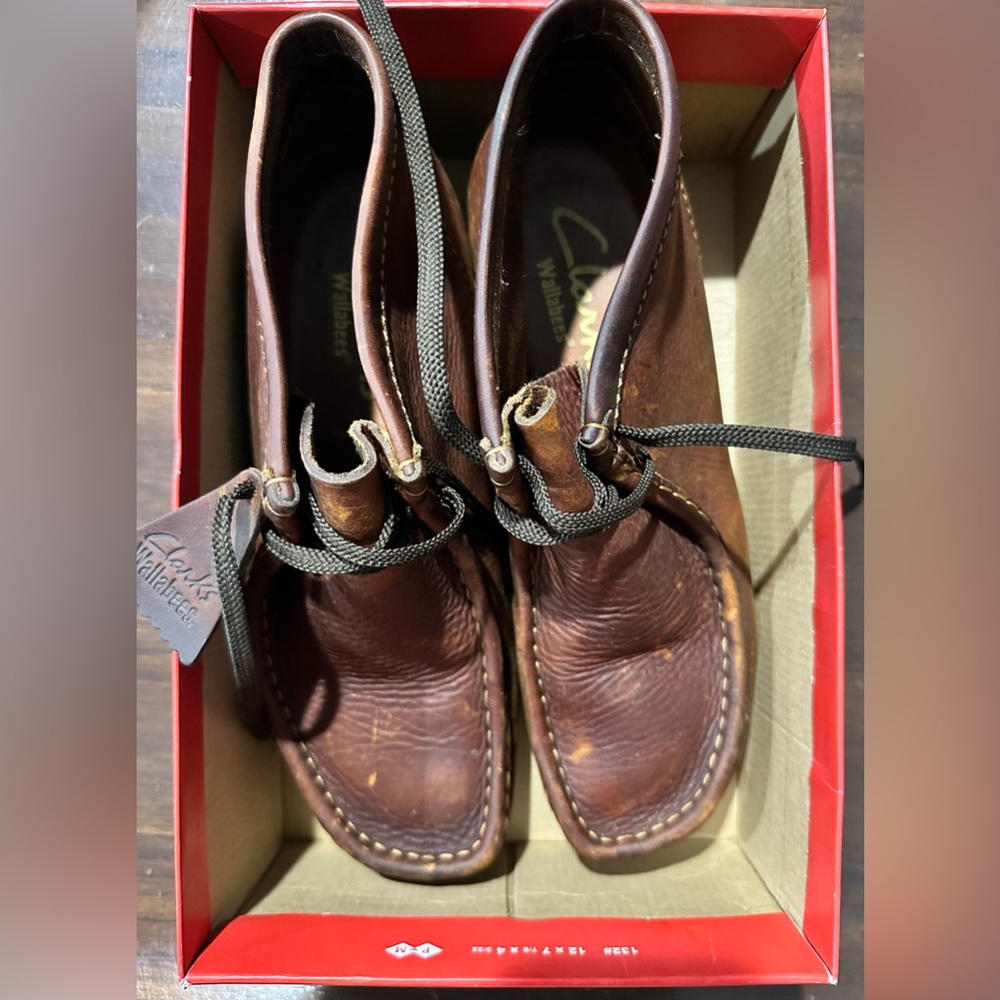 Clarks Wallabee size 9M